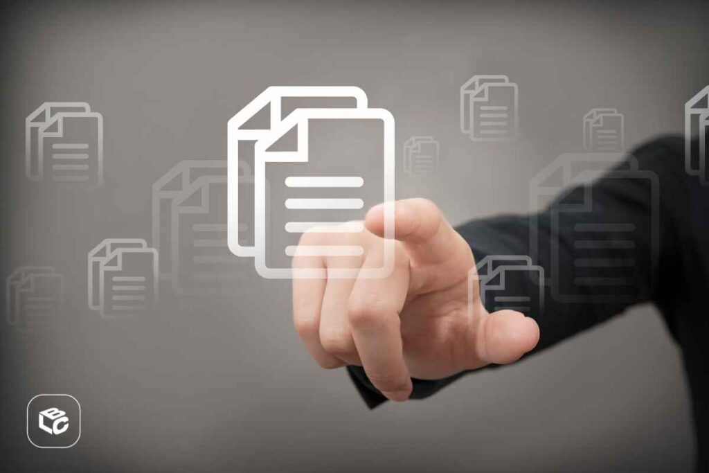 Mão de empresário tocando ícone de documentos digitais em tela, relacionado a RPV