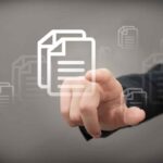 Mão de empresário tocando ícone de documentos digitais em tela, relacionado a RPV